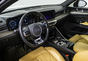 Подержанный автомобиль Kia K5 2021 года (10 фото)