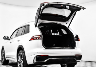 Подержанный автомобиль Geely Monjaro 2023 года (18 фото)