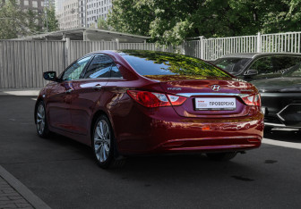 Подержанный автомобиль Hyundai Sonata 2011 года (6 фото)