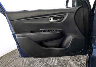 Подержанный автомобиль Kia Rio Hatchback 2021 года (18 фото)