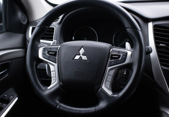 Подержанный автомобиль Mitsubishi Pajero Sport 2019 года (15 фото)