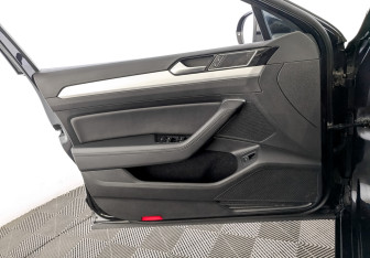 Подержанный автомобиль Volkswagen Passat Wagon 2016 года (19 фото)