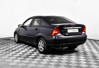 Подержанный автомобиль Ford Focus Sedan 2005 года (7 фото)
