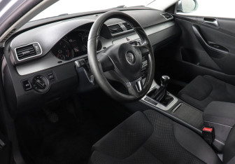 Подержанный автомобиль Volkswagen Passat Sedan 2010 года (9 фото)
