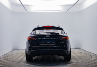 Подержанный автомобиль Infiniti FX 2011 года (6 фото)