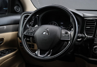 Подержанный автомобиль Mitsubishi Outlander 2019 года (11 фото)