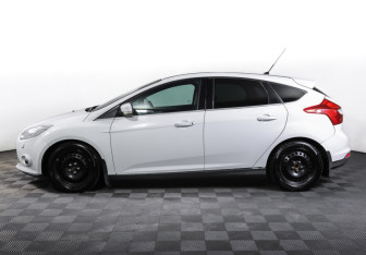 Подержанный автомобиль Ford Focus Hatchback 2011 года (8 фото)