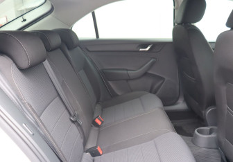 Подержанный автомобиль Skoda Rapid Liftback 2015 года (20 фото)