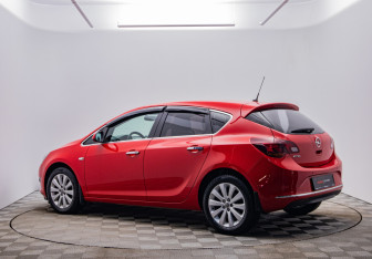 Подержанный автомобиль Opel Astra Hatchback 2013 года (7 фото)