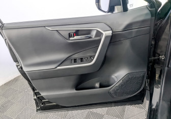 Подержанный автомобиль Toyota RAV4 2024 года (19 фото)