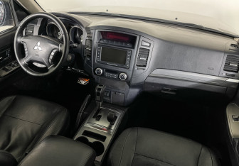 Подержанный автомобиль Mitsubishi Pajero 2012 года (9 фото)