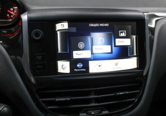 Подержанный автомобиль Peugeot 208 2013 года (18 фото)