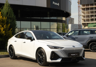 Подержанный автомобиль Changan UNI-V 2024 года (2 фото)