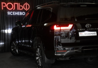 Подержанный автомобиль Toyota Land Cruiser Suv 2022 года (24 фото)