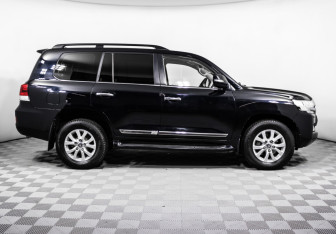Подержанный автомобиль Toyota Land Cruiser Suv 2016 года (4 фото)