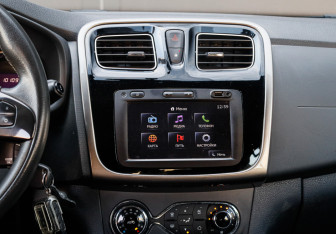 Подержанный автомобиль Renault Sandero 2015 года (15 фото)