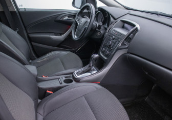 Подержанный автомобиль Opel Astra Hatchback 2011 года (9 фото)