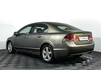 Подержанный автомобиль Honda Civic Sedan 2007 года (7 фото)