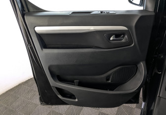 Подержанный автомобиль Peugeot Traveller 2018 года (19 фото)