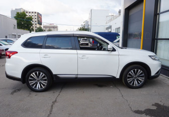 Подержанный автомобиль Mitsubishi Outlander 2021 года (4 фото)