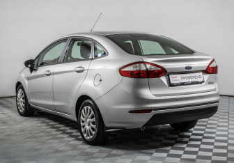Подержанный автомобиль Ford Fiesta Sedan 2015 года (7 фото)