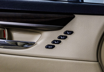 Подержанный автомобиль Lexus ES 2015 года (12 фото)