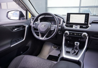Подержанный автомобиль Toyota RAV4 2020 года (13 фото)