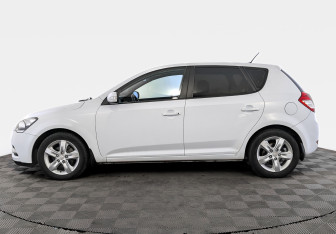 Подержанный автомобиль Kia Ceed Hatchback 2011 года (8 фото)