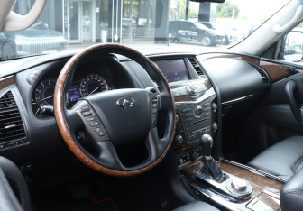 Подержанный автомобиль Infiniti QX56 2011 года (12 фото)