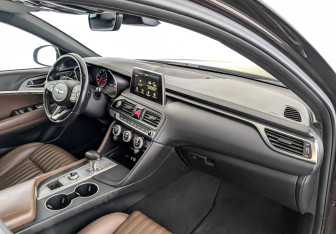 Подержанный автомобиль Genesis G70 2019 года (11 фото)