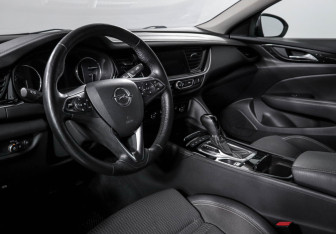 Подержанный автомобиль Opel Insignia Liftback 2019 года (14 фото)