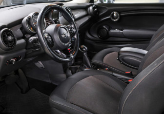 Подержанный автомобиль MINI Hatch 2016 года (16 фото)