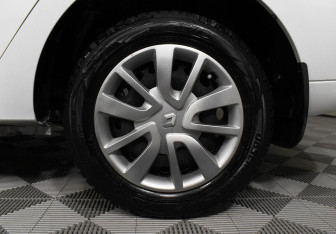 Подержанный автомобиль Renault Logan Sedan 2016 года (7 фото)