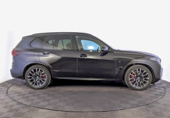 Подержанный автомобиль BMW X5 2025 года (4 фото)
