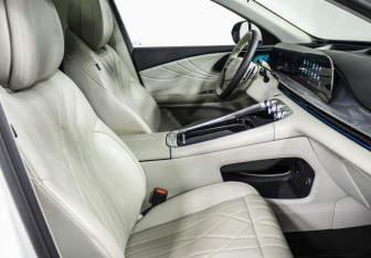 Подержанный автомобиль Exeed RX 2023 года (10 фото)