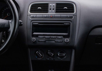 Подержанный автомобиль Volkswagen Polo Sedan 2011 года (14 фото)