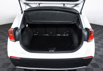 Подержанный автомобиль BMW X1 2011 года (10 фото)