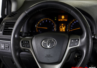 Подержанный автомобиль Toyota Avensis Sedan 2011 года (14 фото)