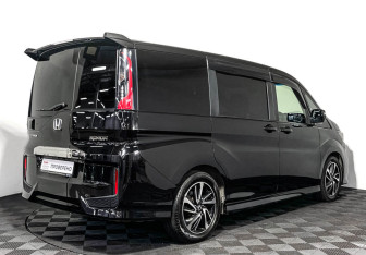 Подержанный автомобиль Honda Stepwgn 2018 года (5 фото)