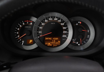 Подержанный автомобиль Toyota RAV4 2010 года (12 фото)