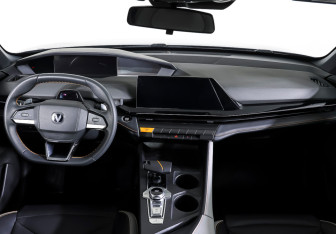 Подержанный автомобиль Changan UNI-V 2023 года (13 фото)