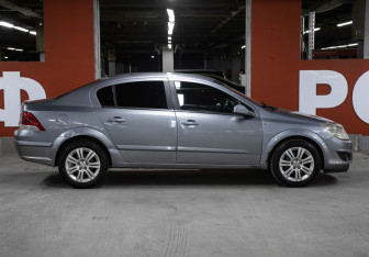 Подержанный автомобиль Opel Astra Sedan 2007 года (4 фото)