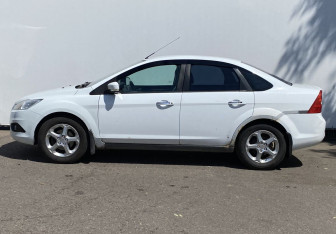 Подержанный автомобиль Ford Focus Sedan 2008 года (8 фото)