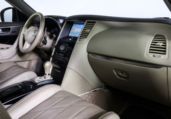 Подержанный автомобиль Infiniti QX70 2014 года (10 фото)