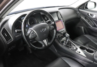 Подержанный автомобиль Infiniti Q50 2015 года (9 фото)