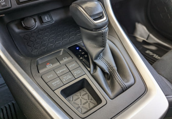 Подержанный автомобиль Toyota RAV4 2022 года (7 фото)