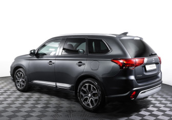 Подержанный автомобиль Mitsubishi Outlander 2019 года (7 фото)