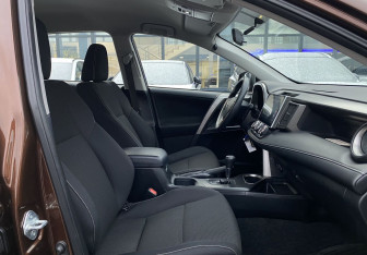 Подержанный автомобиль Toyota RAV4 2016 года (21 фото)