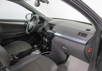 Подержанный автомобиль Opel Astra Hatchback 2010 года (9 фото)