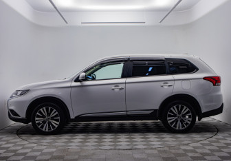 Подержанный автомобиль Mitsubishi Outlander 2021 года (2 фото)
